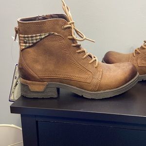 White Mountain brown leather boot size 6.5 never worn